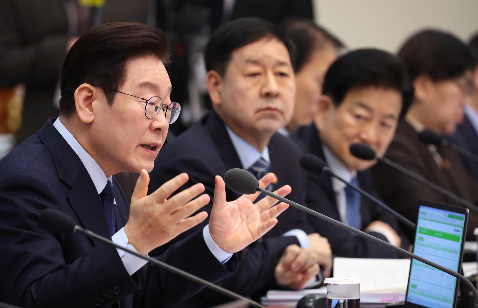 Lee instructs authorities to beef up crackdown on drug crimes - The Korea Times