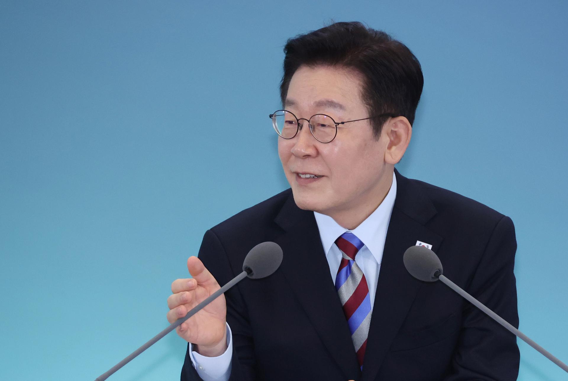 Lee congratulates snowboarder Kim Sang-kyum on silver medal win - The Korea Times