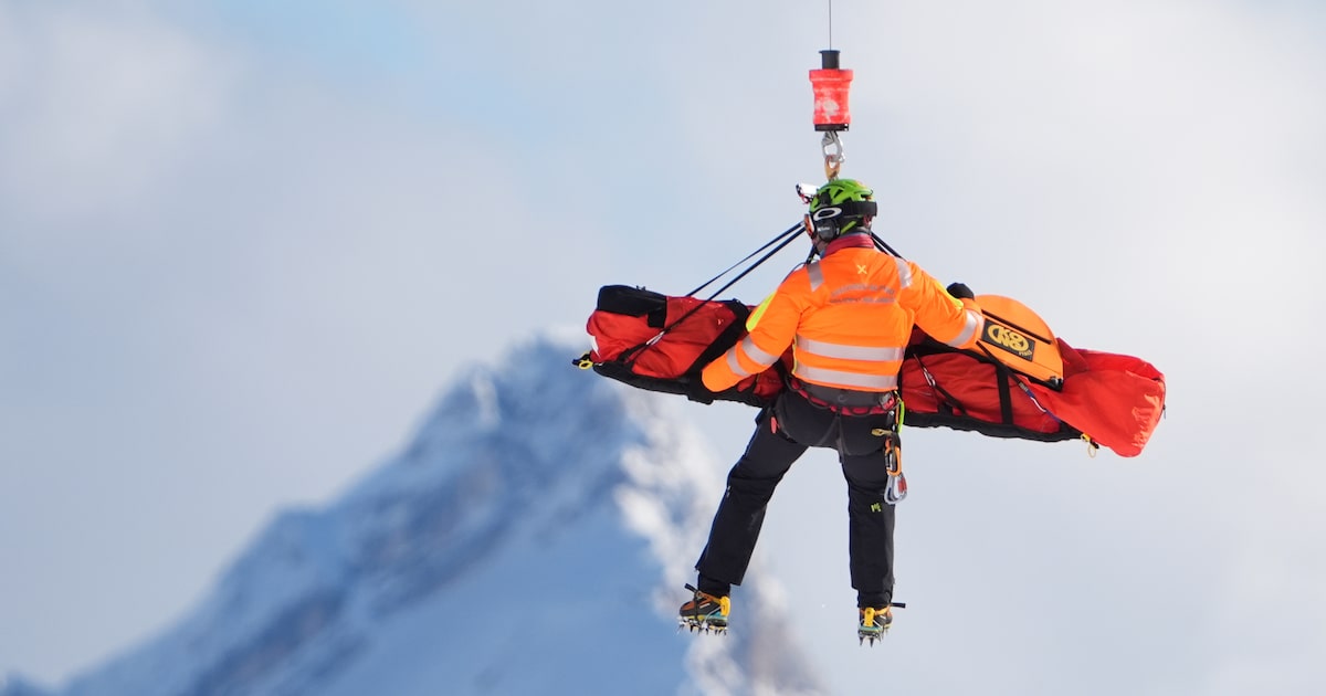 Lindsey Vonn crashes in Olympic downhill, taken away by helicopter.