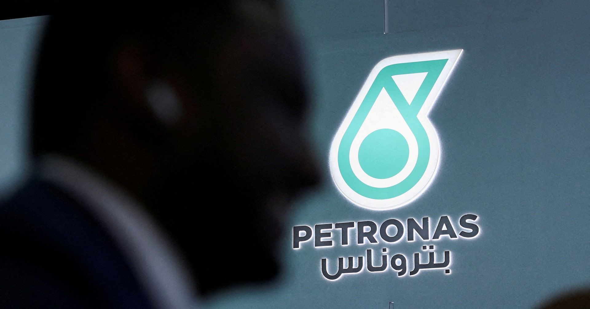 Malaysia's Petronas set to sign LNG supply deal with QatarEnergy, sources say