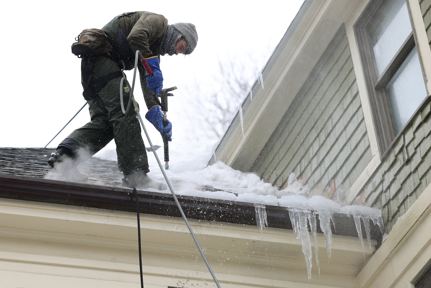 Man vs. ice dam - The Boston Globe