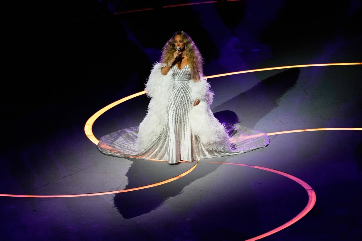 Mariah Carey's Olympic act prompts questions about possible lip-syncing and a curious teleprompter