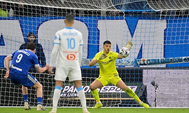 Marseille's chaotic week continues as it concedes a stoppage-time...