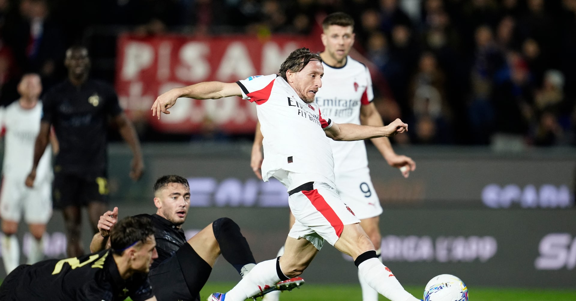 Modric nets late winner as Milan survive scare at Pisa