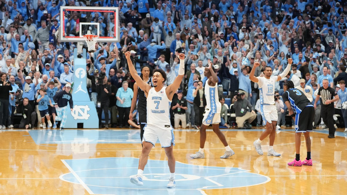 North Carolina basketball stuns Duke on last-second shot, court stormed early
