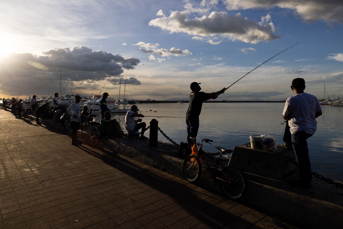 OECD Says Philippines Must Confront Fiscal Gap, Reduce Tax Perks