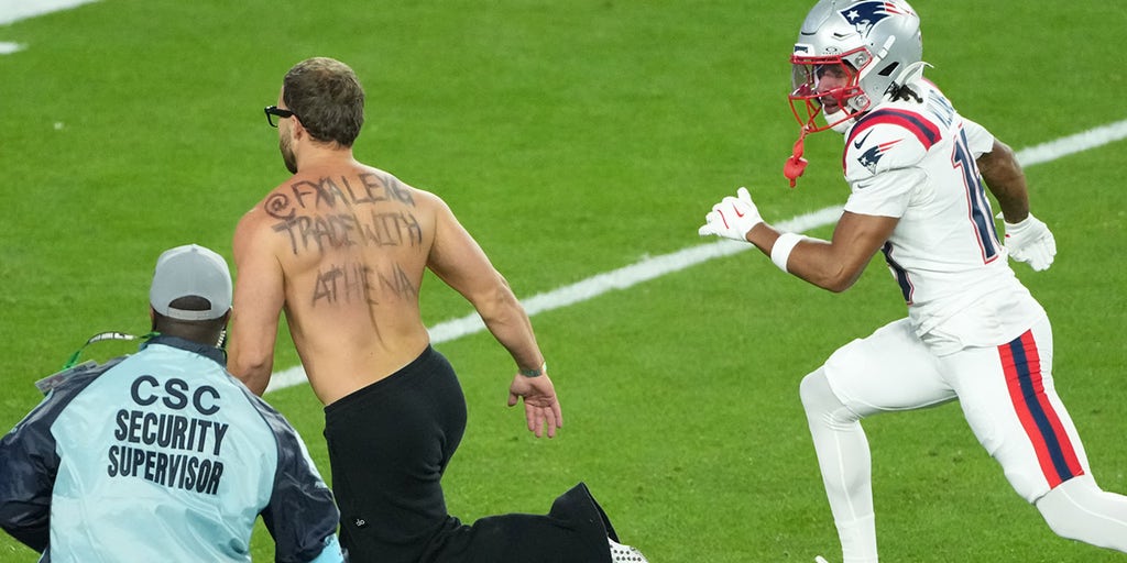 Patriots' Kyle Williams helps nab Super Bowl LX field invader during game