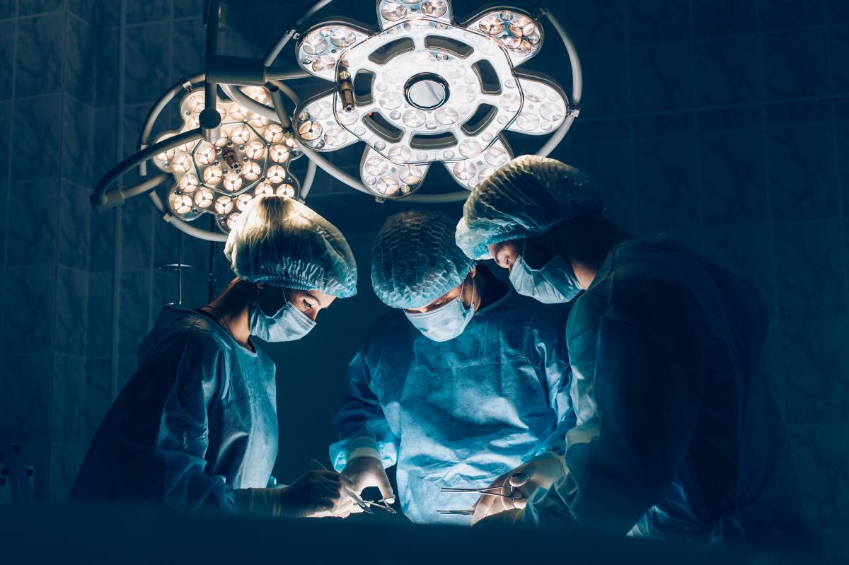 Plastic surgeons recommend delaying transgender surgeries until 19...