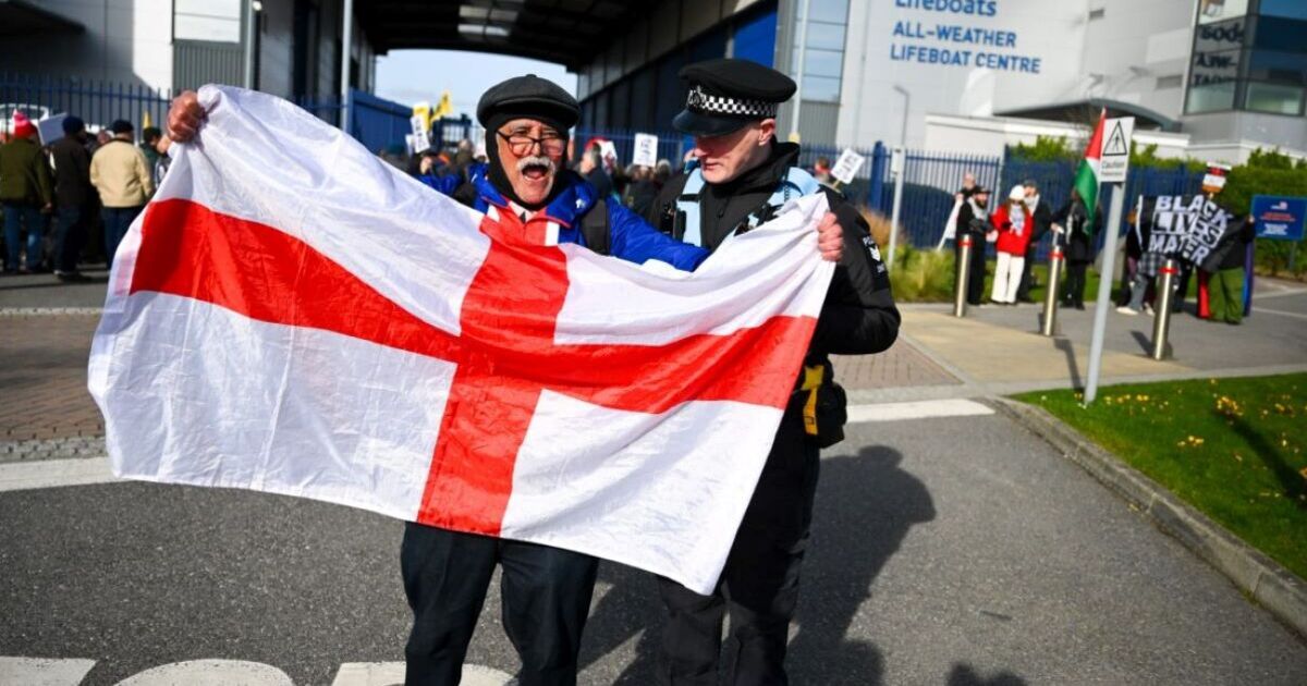 Protesters urge RNLI 'stop the taxi service' in migrant demonstration in Poole