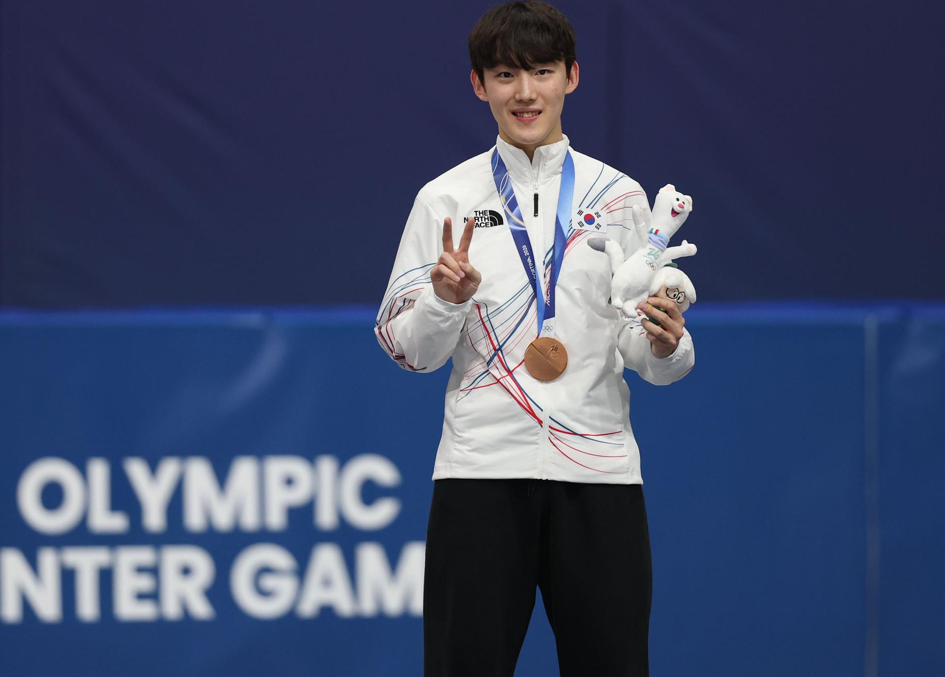 Teen short track sensation soars to 1st career medal - The Korea Times