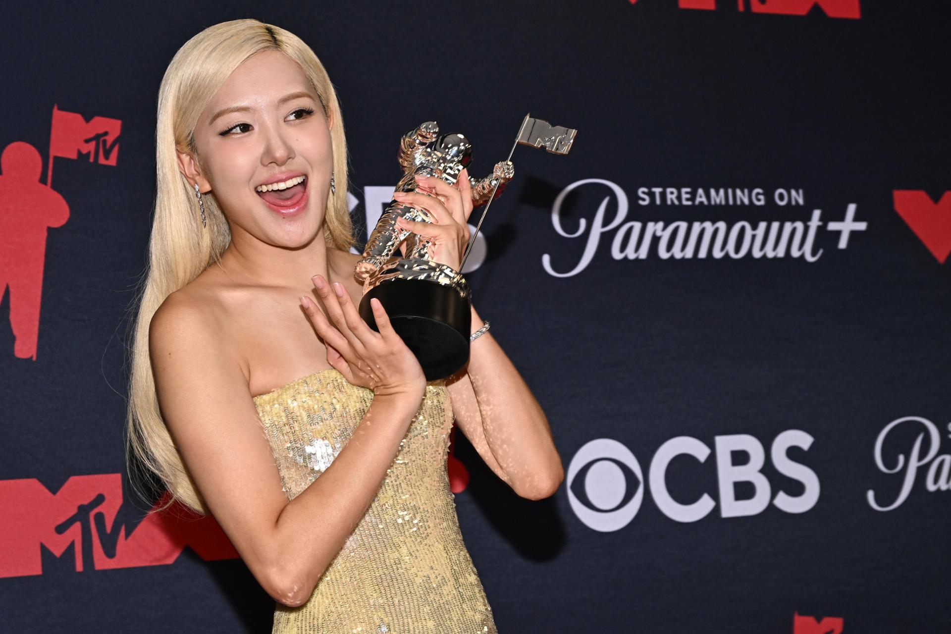 Rosé says eating her favorite winter fruit keeps her glowing - The Korea Times