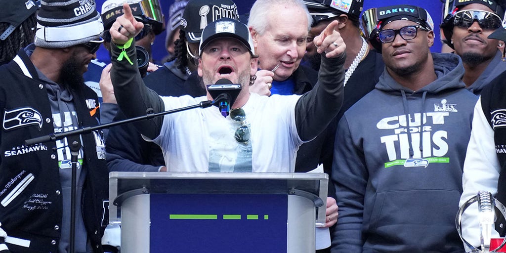 Seahawks GM John Schneider goes viral after awkward Kenneth Walker III contract talk at Super Bowl LX parade