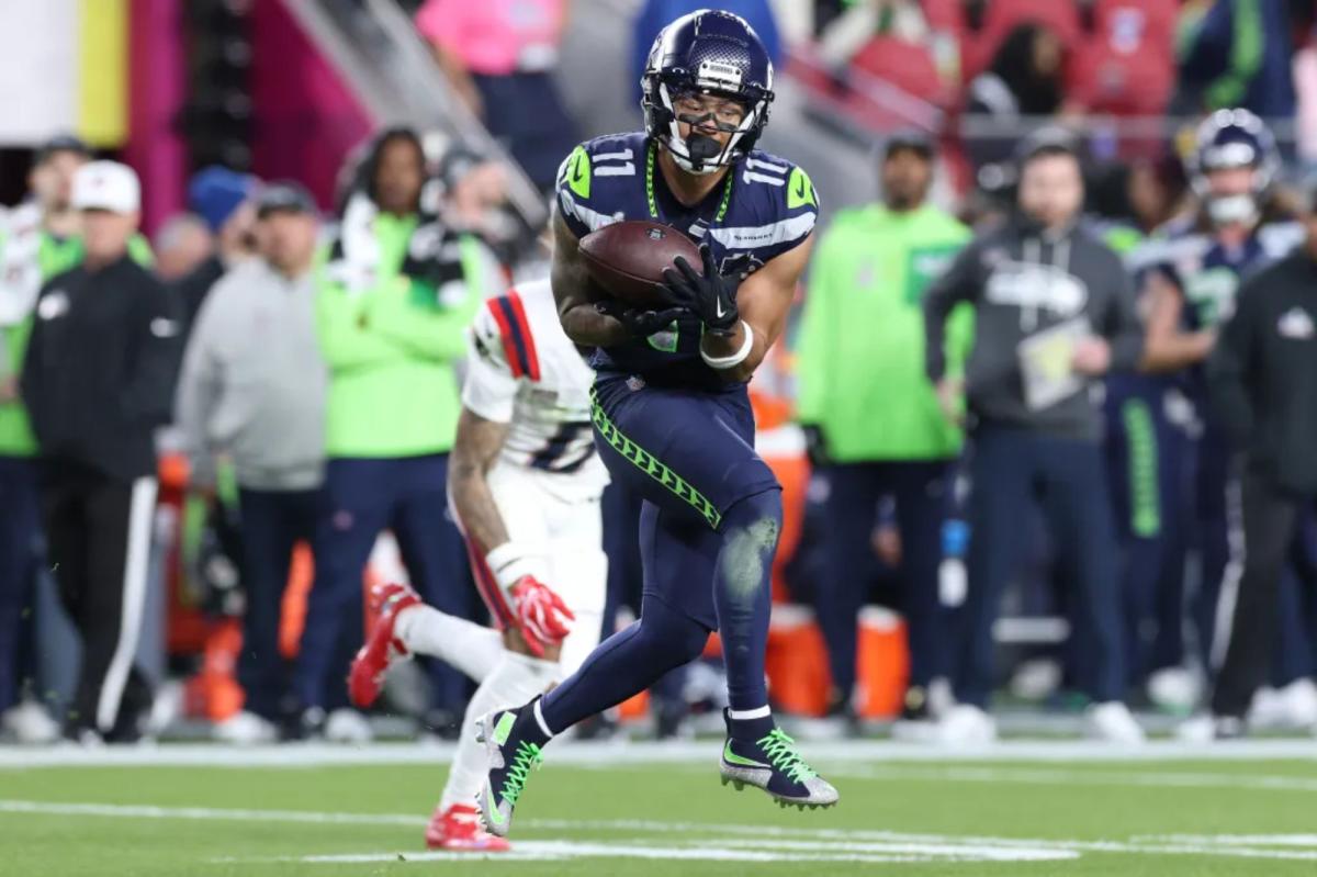 Seahawks' Jaxon Smith-Njigba briefly exits Super Bowl 2026 for...