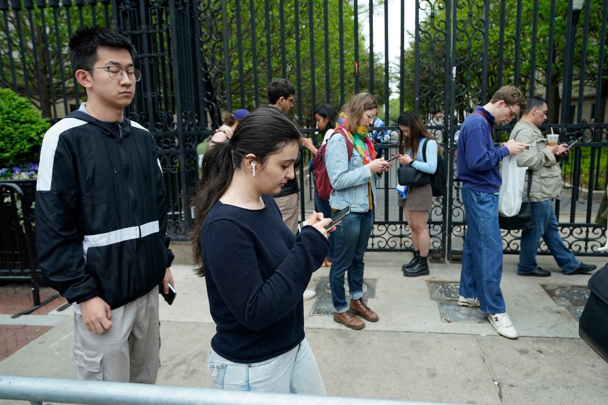 Two hours a day on social media linked to increased loneliness in college students