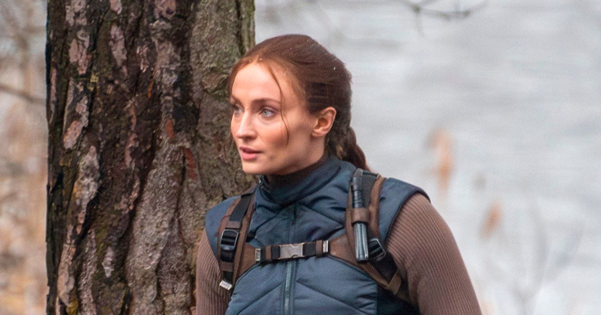 Sophie Turner seen as Lara Croft for first time as she parachutes onto beach