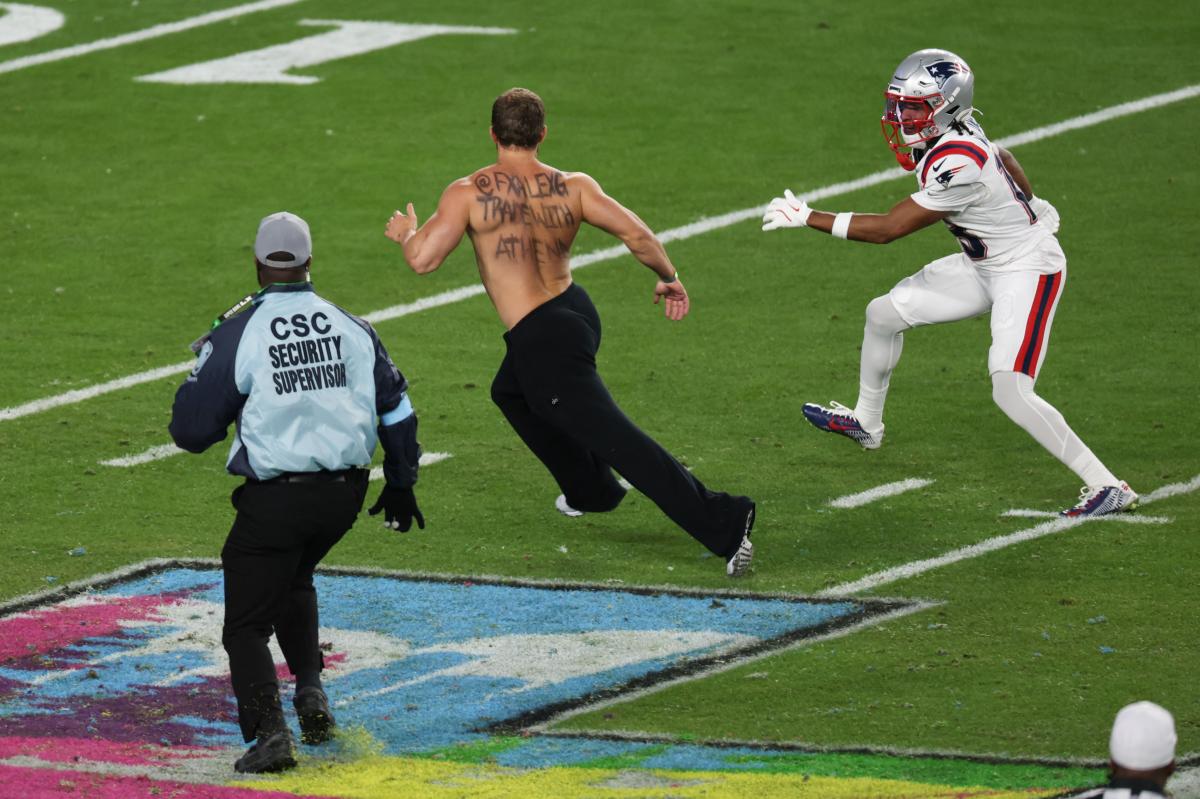 Streaker runs onto field as Patriots' Kyle Williams gives chase in...