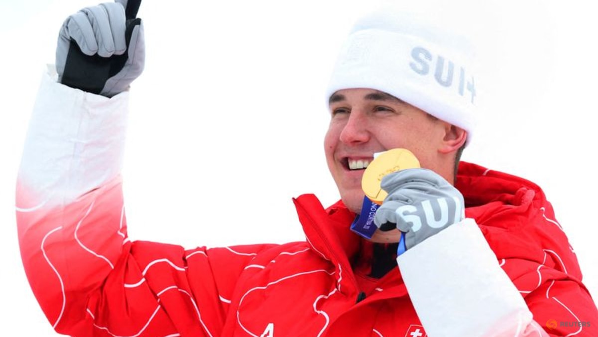 Alpine skiing-Swiss fans and family fill Bormio's bars to celebrate men's third gold