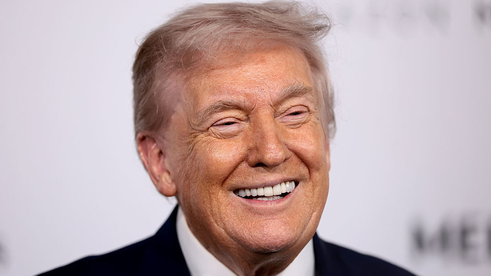 Trump 'jokes' about adding three new US states  --  RT World News