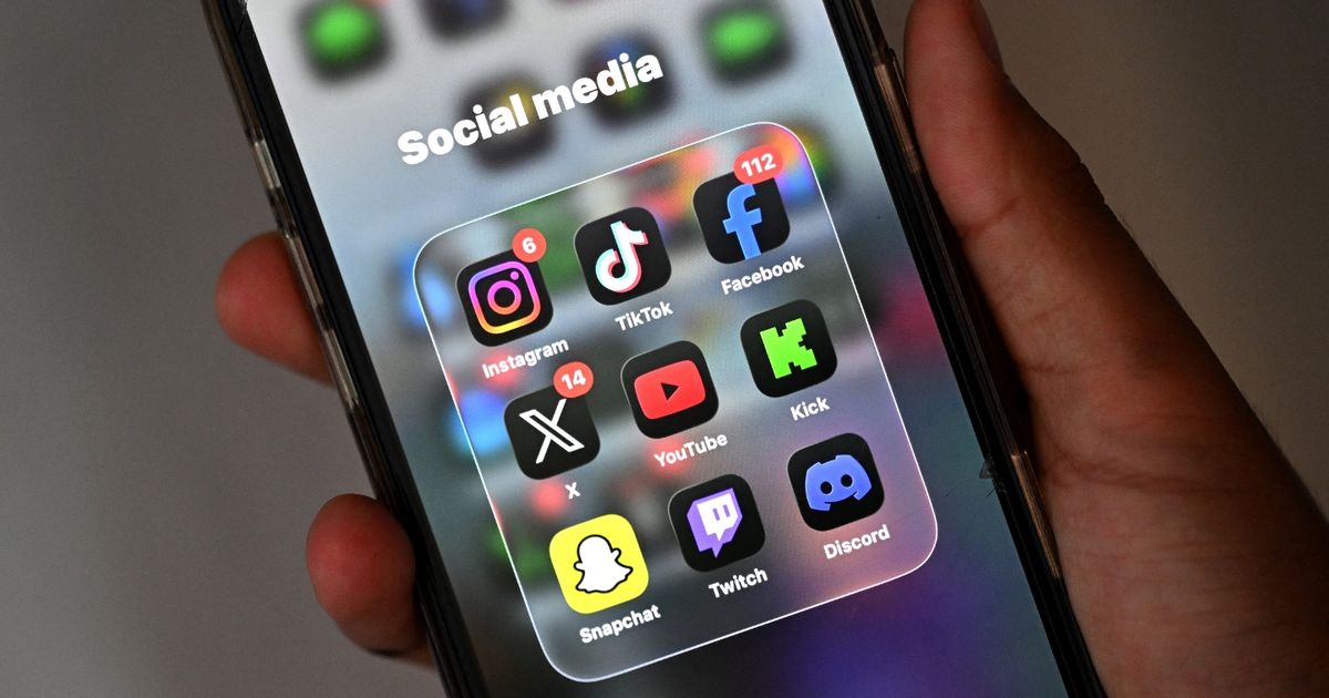 Should the UK ban social media for under-16s? Take our poll and have your say - The Mirror
