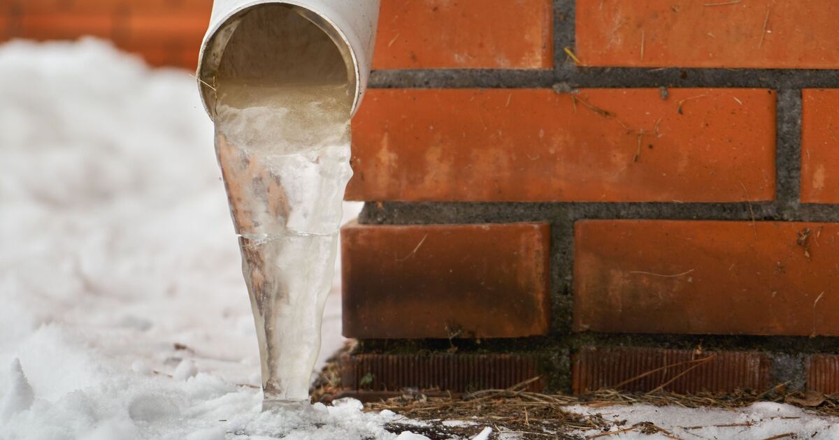 Households in parts of UK told to pour hot water on pipes today