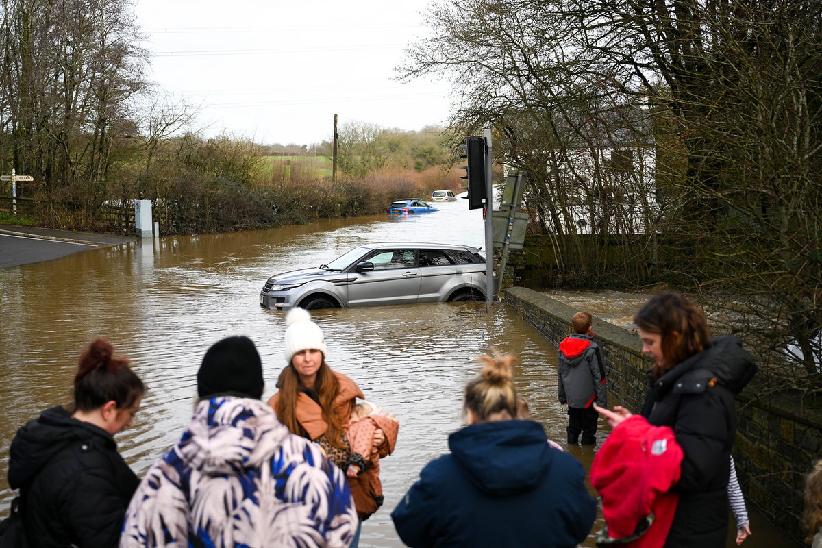 UK weather warnings issued for ice and rain with travel disruption likely
