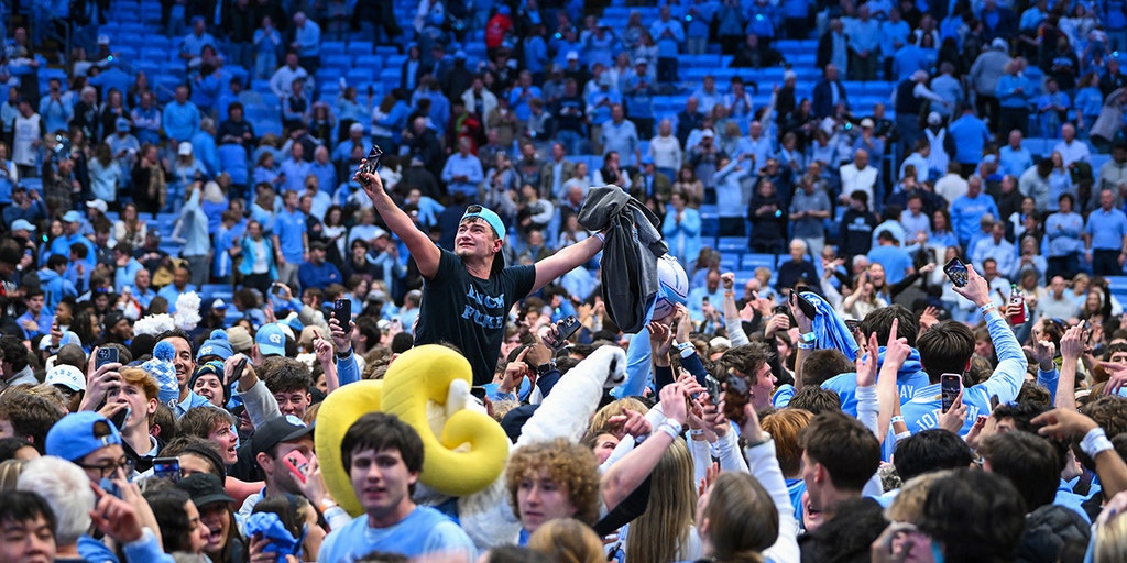 Chaos ensues at UNC-Duke game after fans storm court too early, evacuate for final 0.4 seconds