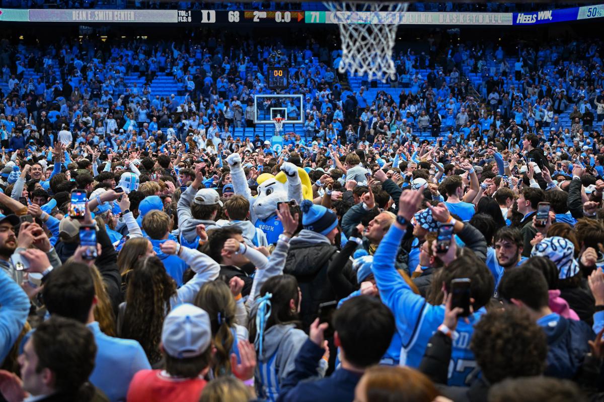 UNC fans prematurely storm court after game-winner just before buzzer...
