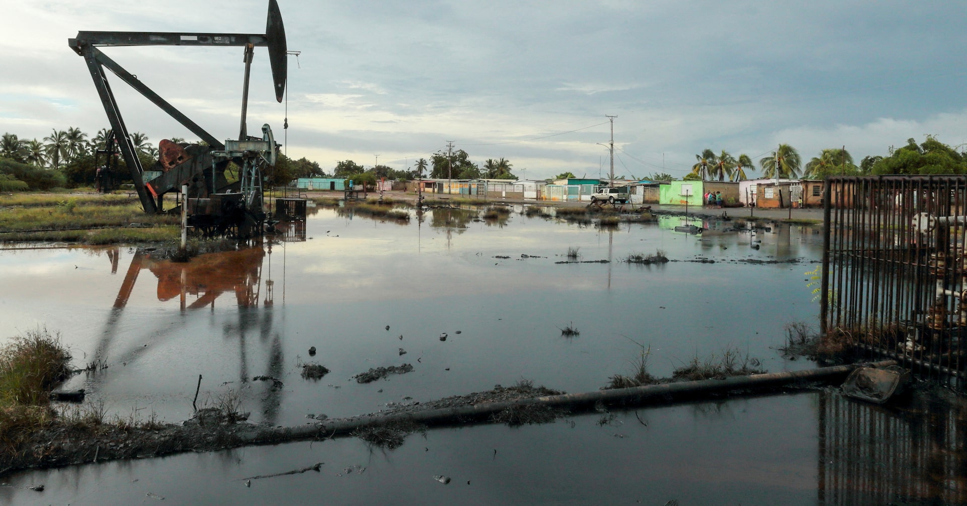 US says oil companies must pay local taxes, fees to Venezuelan government