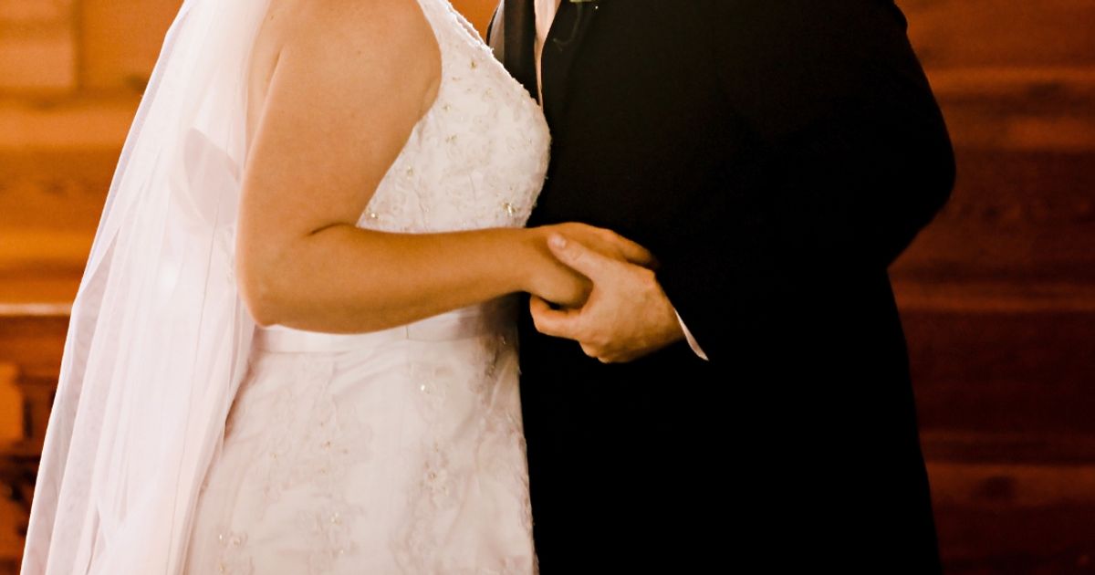 'I'm a wedding photographer, this is the exact time you should get married' - The Mirror