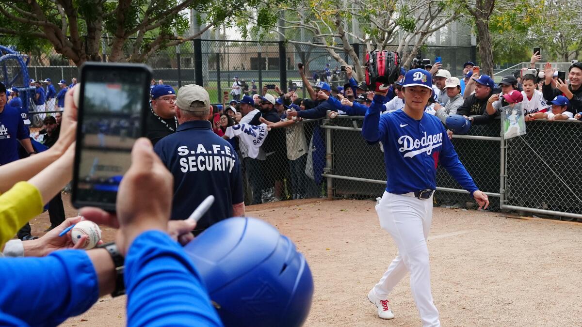 Commentary: Yoshinobu Yamamoto must remain the calm in the Dodgers' storm